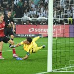 Bayer Leverkusen arrancó su defensa de la Bundesliga con agónico triunfo en Monchengladbach