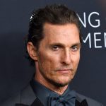 Matthew McConaughey impressionne avec ses talents de footballeur