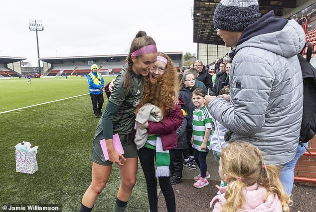Les supporters locaux ravis de rencontrer les joueuses après le match