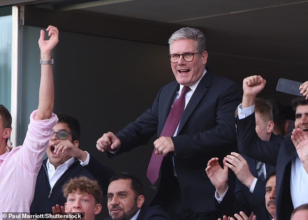 Starmer et son équipe sous le feu des critiques concernant les billets gratuits.