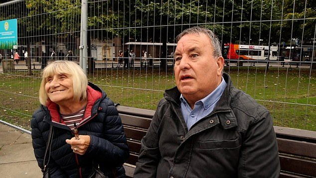 Raymond Stanley et Lesley Stanley expriment leur désapprobation.