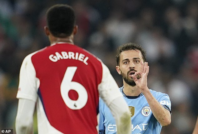 Bernardo Silva se moque d'Arsenal avec un geste provocateur.