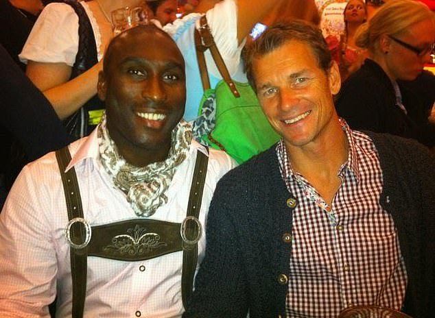 Lehmann aux côtés de Sol Campbell lors d'un événement précédent à l'Oktoberfest