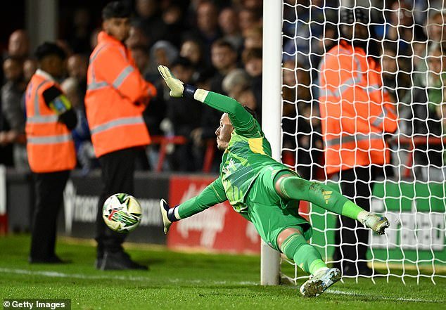 Le gardien gallois s'est détendu sur sa droite à trois reprises pour déjouer les efforts de l'équipe locale.