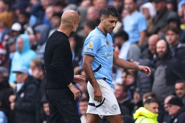 Rodri de Manchester City et Pep Guardiola lors d'un match de Premier League contre Arsenal