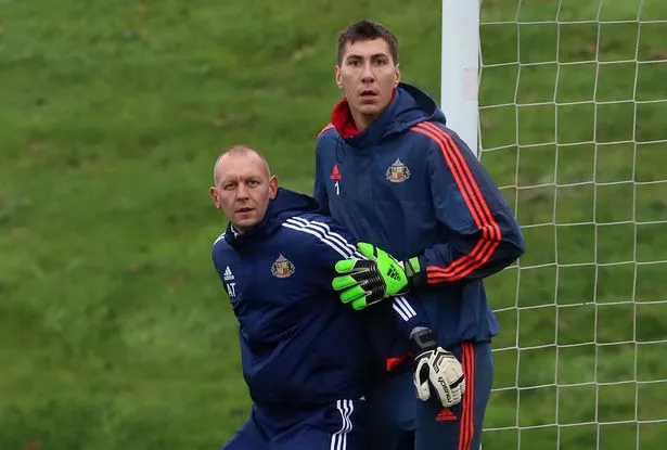 Costel Pantilimon s'entraîne avec l'entraîneur des gardiens Adrian Tucker