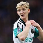 Everton se moque d'Anthony Gordon après son penalty raté