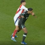 Virgil van Dijk : Faut-il le sanctionner pour son geste violent ?