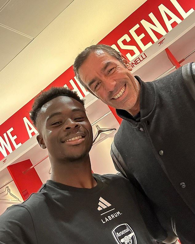 Saka en train de plaisanter avec Pires