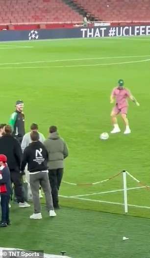 McGregor teste ses compétences au football après le match