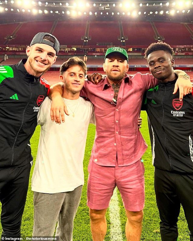 Conor McGregor avec les stars d'Arsenal après leur victoire contre le PSG
