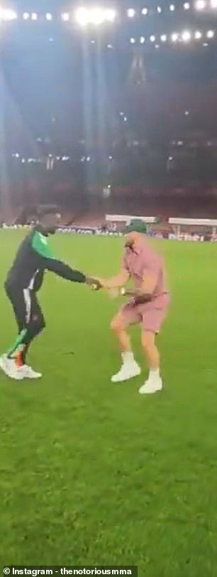 McGregor et Saka se serrent la main