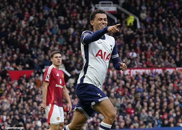 Brennan Johnson célèbre son but contre Manchester United