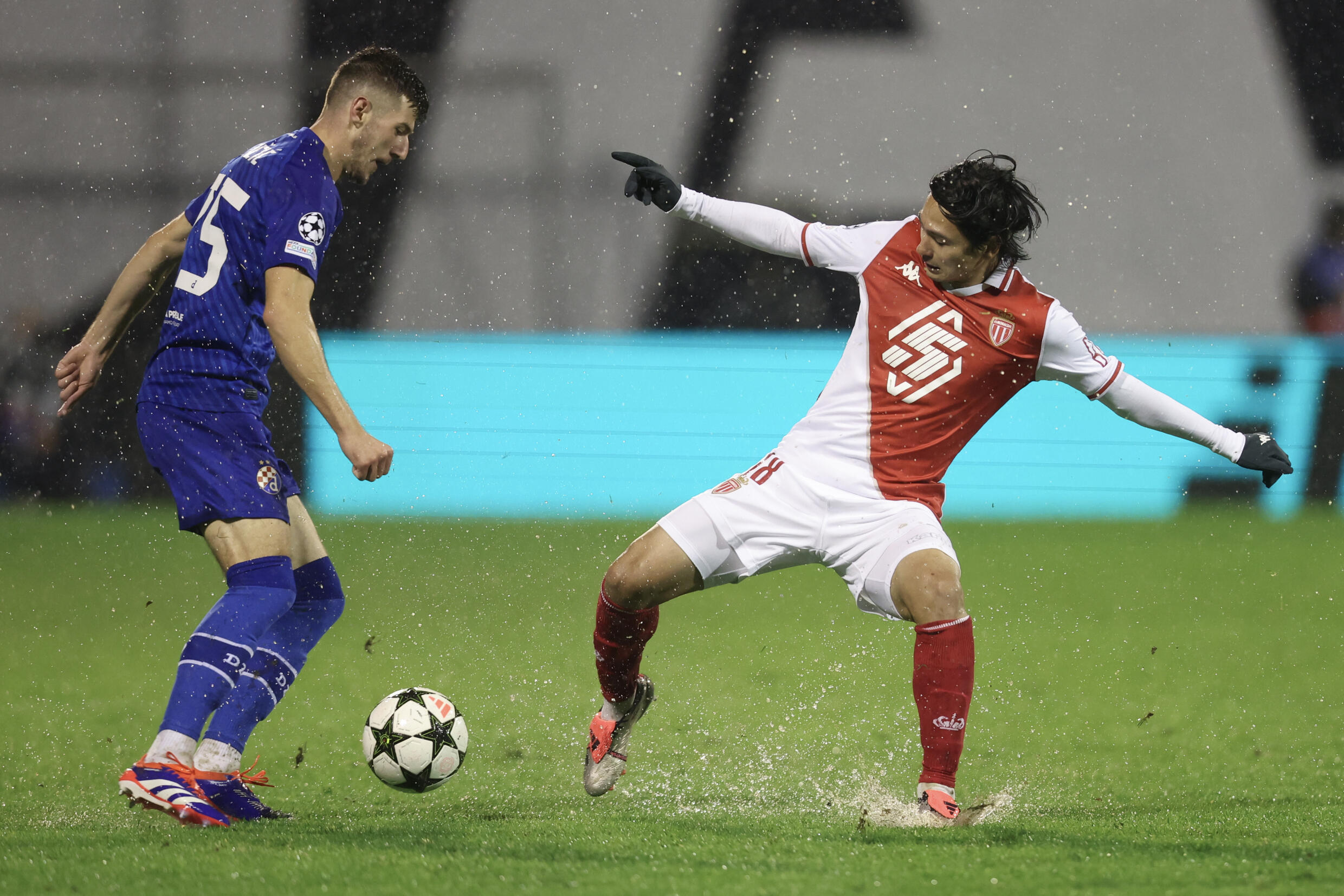 Takumi Minamino de Monaco contre Petar Sucic du Dinamo Zagreb