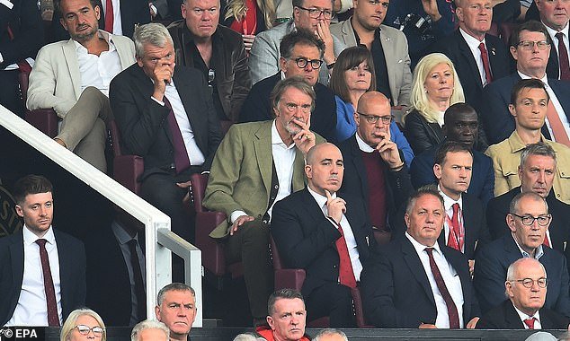 Sir Jim Ratcliffe en veste verte au match de Manchester United contre Aston Villa ce dimanche