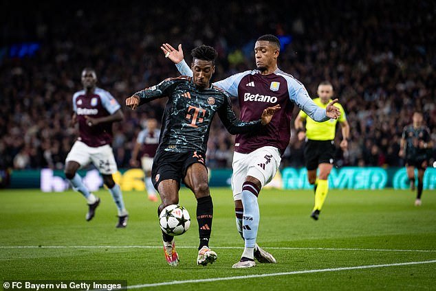 Kingsley Coman face à la défense d'Aston Villa