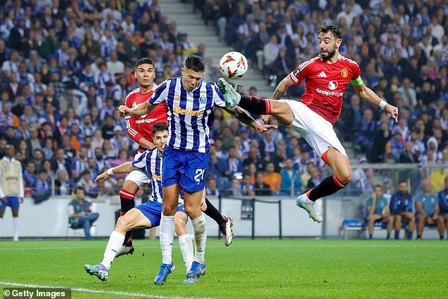 Fernandes a reçu son deuxième carton jaune contre Porto