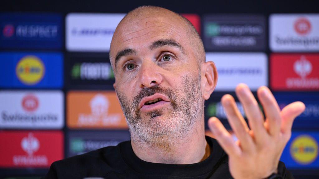 Enzo Maresca pendant une conférence de presse