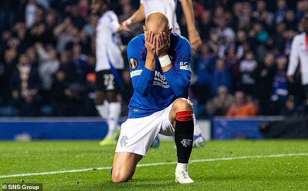 Vaclav Cerny se tient la tête après avoir manqué une occasion franche.