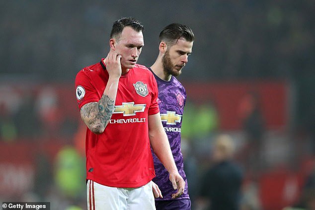 Phil Jones, ancien défenseur de Manchester United, espère voir les joueurs apprendre de ses erreurs.