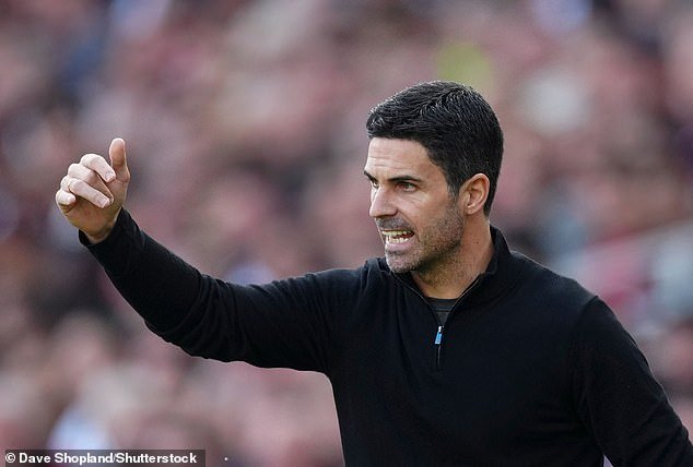 Ramsdale discutant avec Mikel Arteta après le match