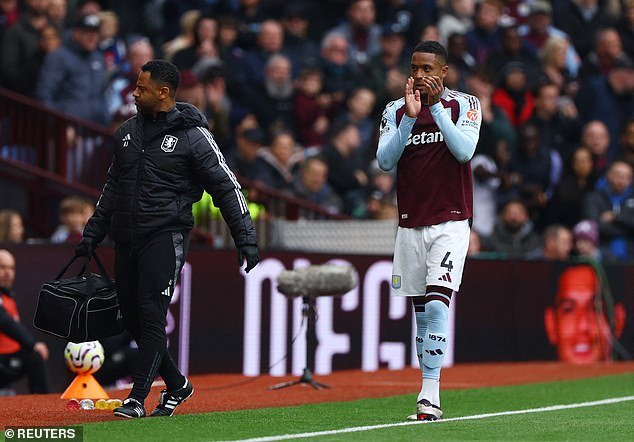 Ezri Konsa au moment de quitter le terrain après sa blessure contre Manchester United