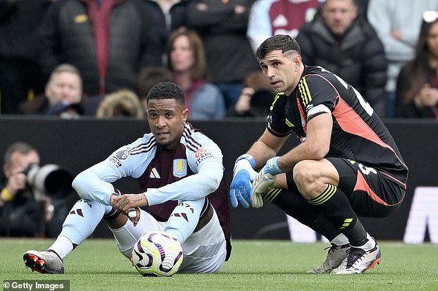 Konsa est réconforté par le gardien de but Emi Martinez après sa chute sur le terrain