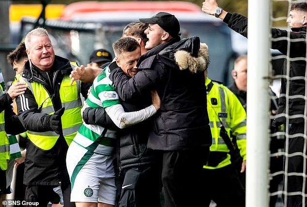 Un fan du Celtic célèbre avec McGregor