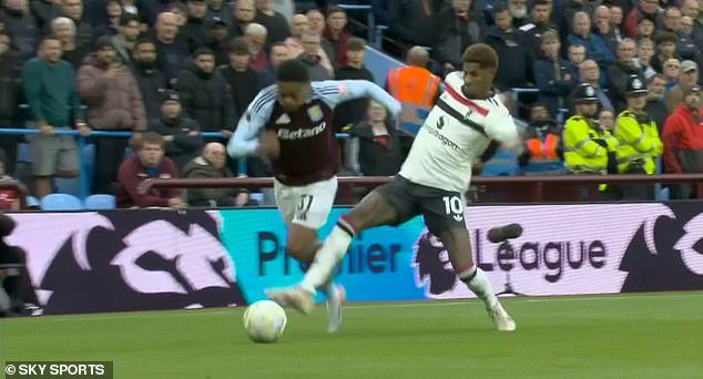 Jamie Carragher a déclaré que Marcus Rashford aurait dû être expulsé contre Aston Villa