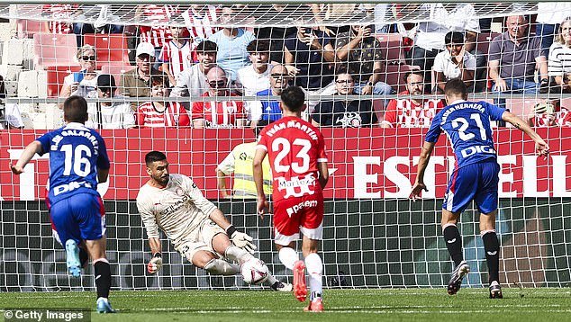 Ander Herrera voit son penalty sauvé par le gardien de Girona