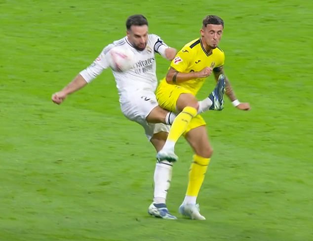 Carvajal transporté sur la civière