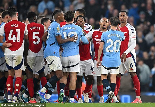 Arsenal aux côtés de Liverpool dans le défi contre Manchester City.