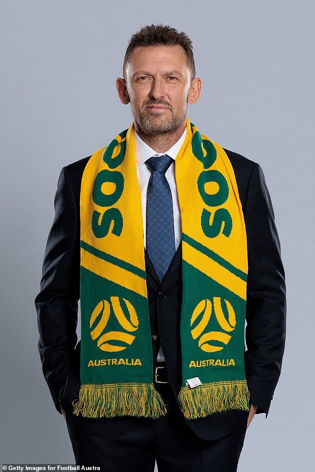 Tony Popovic prépare ses joueurs pour le match contre la Chine.