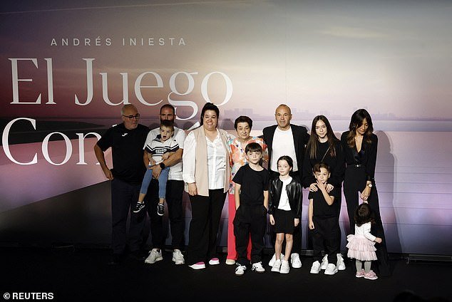 Standing ovation pour Iniesta lors de l'annonce