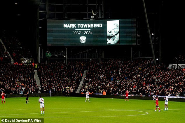 Hommage rendu à Mark Townsend lors d'un match contre Middlesbrough
