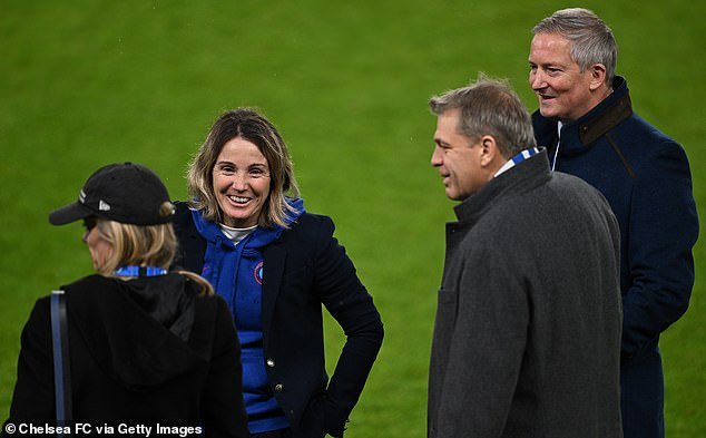 Bompastor félicitée par Todd Boehly après la victoire.