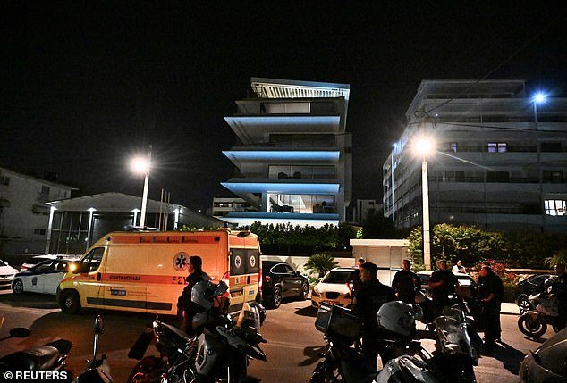 Police autour de la maison de Baldock en Grèce