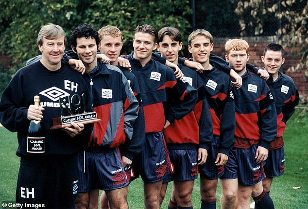 Ryan Giggs, Nicky Butt, David Beckham, Gary Neville, Phil Neville et Paul Scholes font tous partie de la Class of 92
