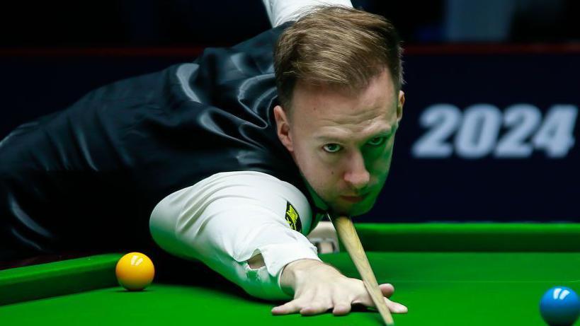 Judd Trump se concentre sur un coup au billard