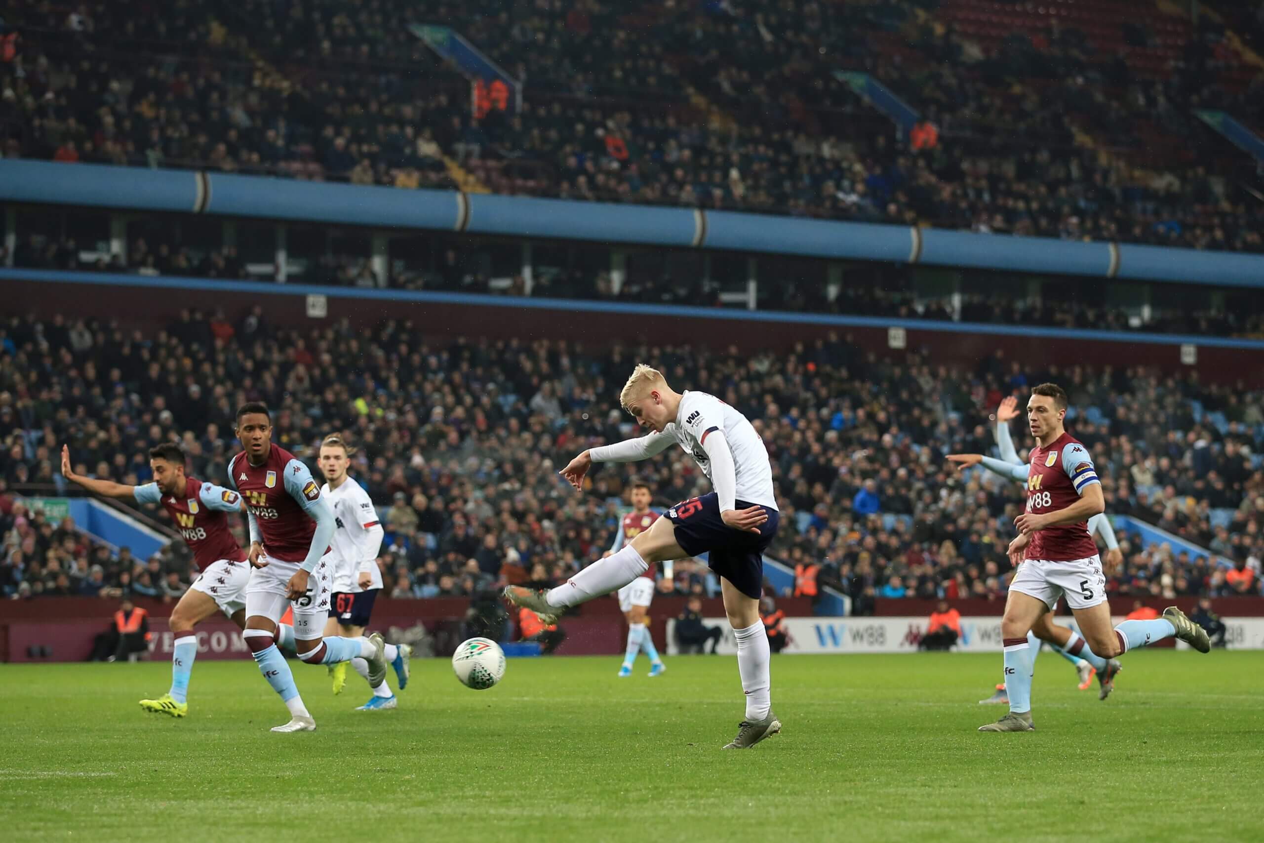 Luis Longstaff lors de son match à Villa Park