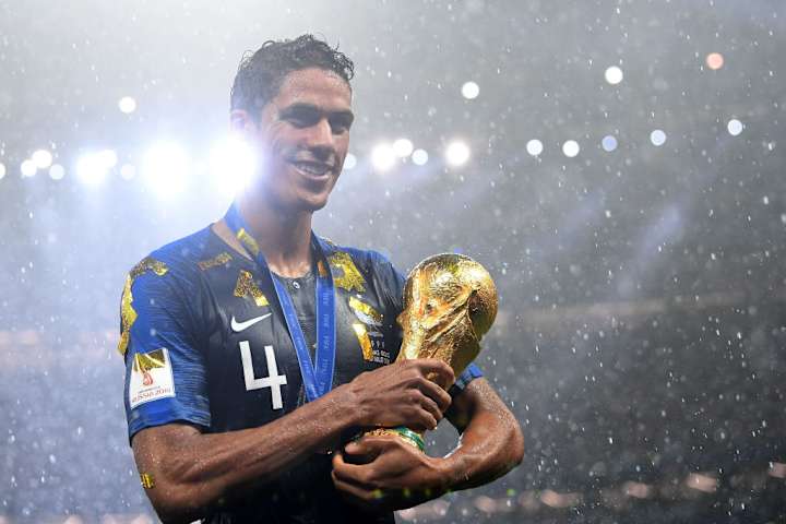 Raphael Varane lors de la célébration de la Coupe du Monde Raphael Varane lors de la célébration de la Coupe du Monde