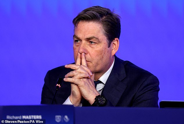 Richard Masters, directeur général de la Premier League, informe les clubs sur les changements nécessaires.