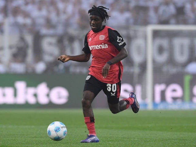 Jeremie Frimpong avec le ballon lors d'un match contre Borussia Monchengladbach