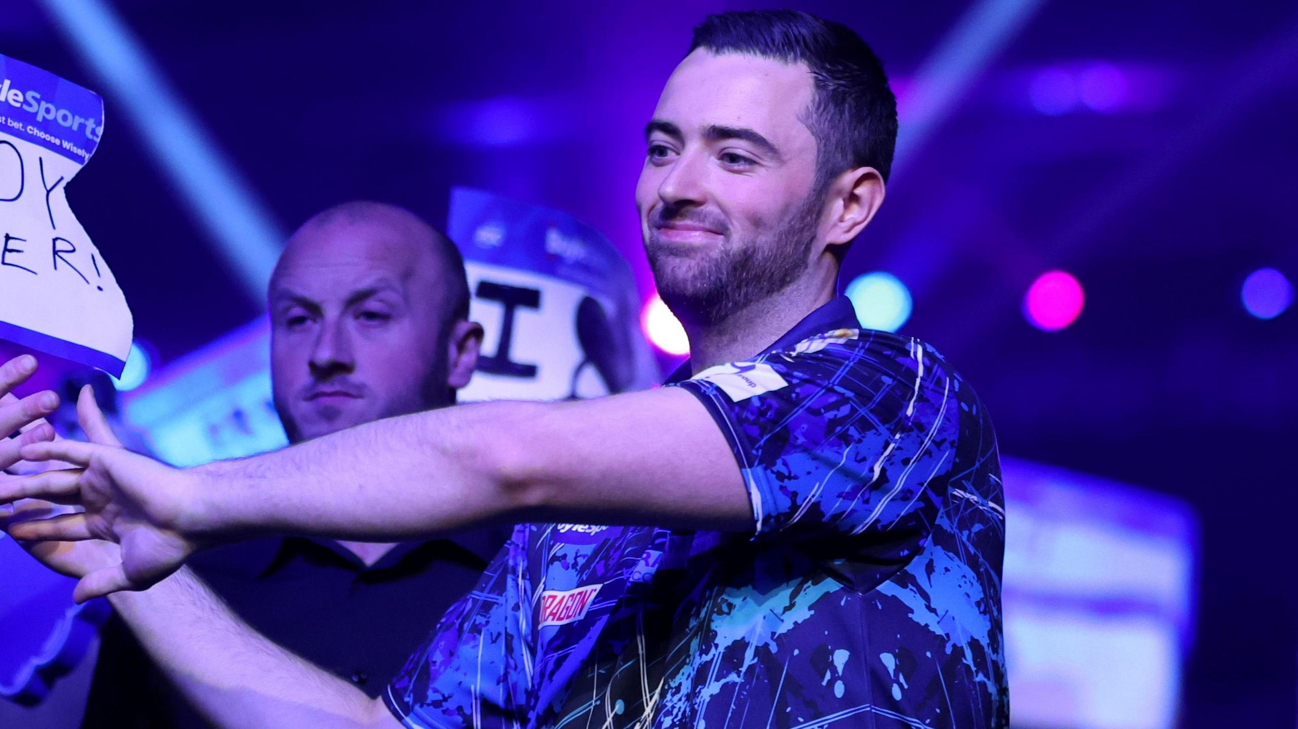 Luke Humphries se dirige vers l'oche