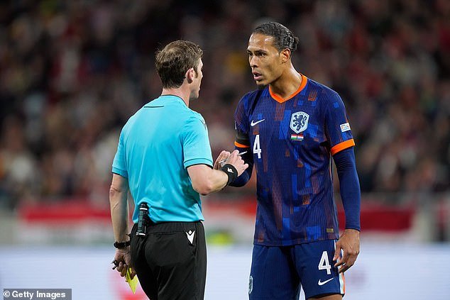 Virgil van Dijk proteste contre une décision de l'arbitre