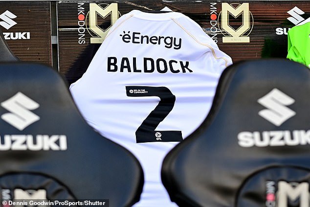 Hommage rendu aux MK Dons pour George Baldock avant le match contre Port Vale