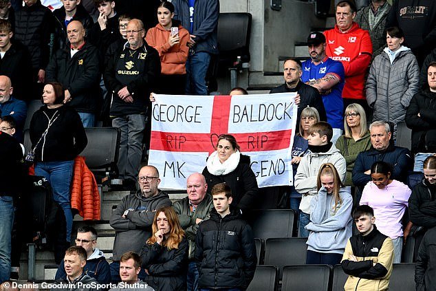 Drapeau hommage à George Baldock des supporters des MK Dons