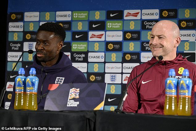 Guehi avec l'entraîneur intérimaire de l'Angleterre, Lee Carsley