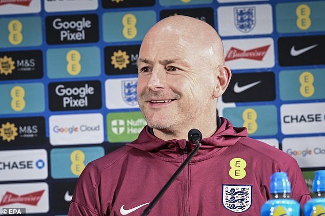 Lee Carsley s'adressant aux médias à Helsinki