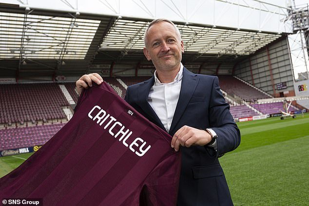 Neil Critchley a été dévoilé comme le nouvel entraîneur des Hearts, remplaçant Steven Naismith